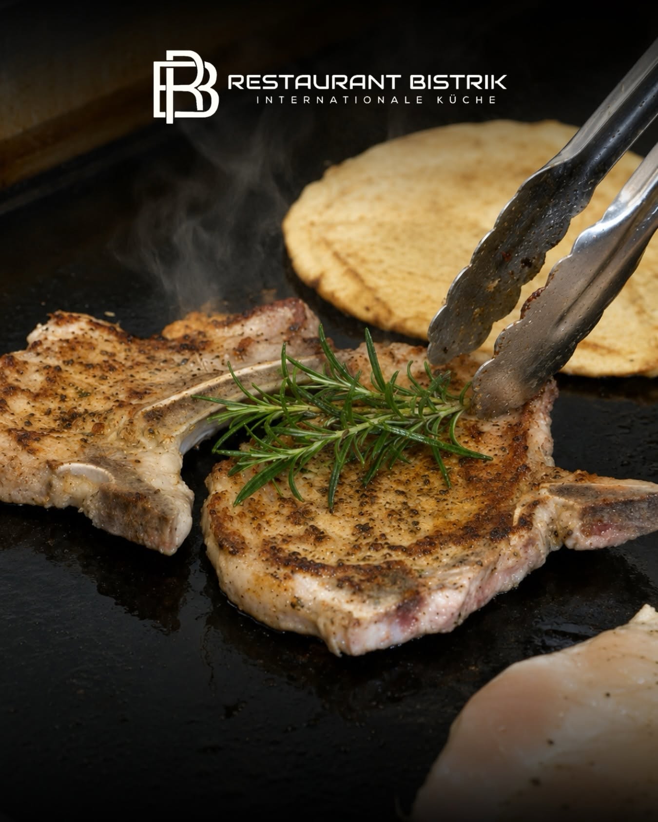 Gegrilltes Kotelett mit Rosmarin