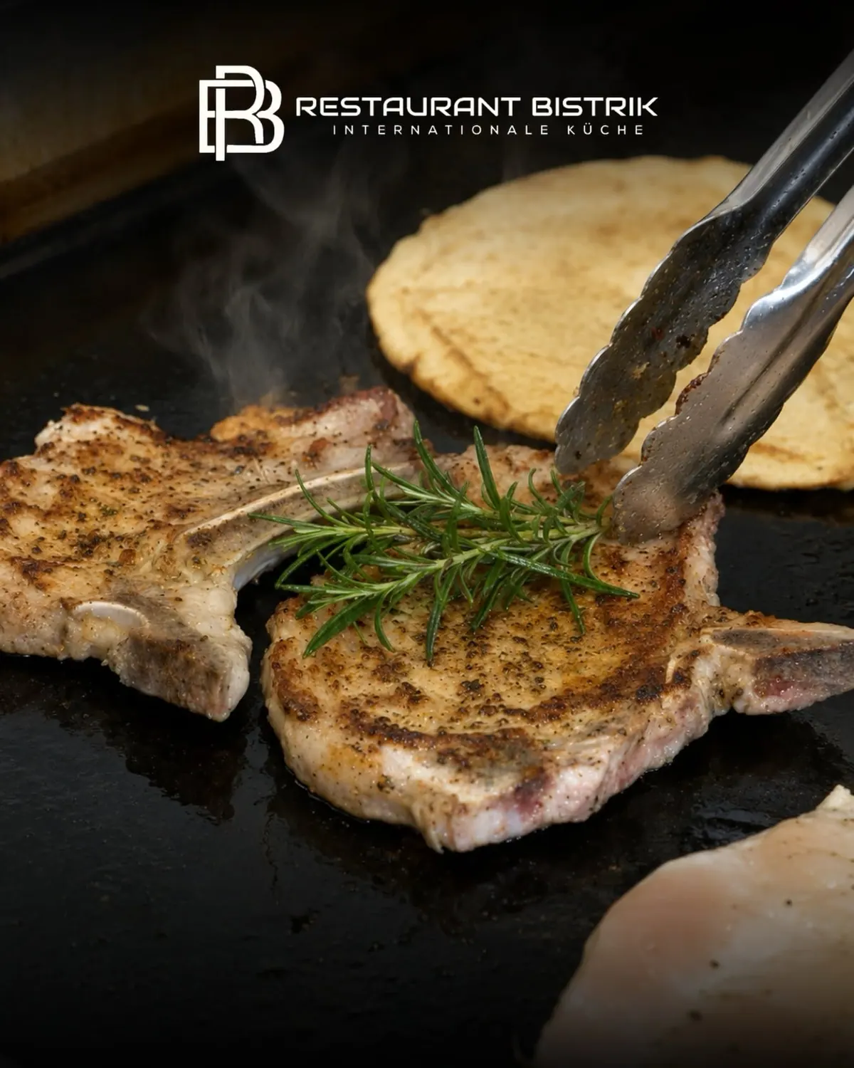 Gegrilltes Kotelett mit Rosmarin